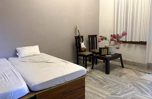 Sarnath Apartment | Cozy 2BHK with Kitchen, Pet and Child Friendly Near Temple