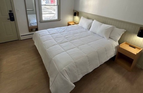 Watkins Glen House | Full Accessible Inn Room - NFAI