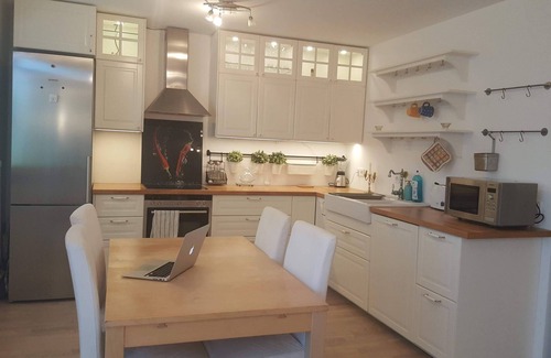Munchen District Apartment | Convenient 3-Bedroom Retreat Near City Center & Oktoberfest
