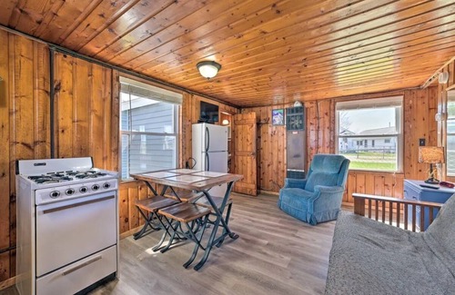 Houghton Lake Cabin | Pet-Friendly Cabin Just Steps from the Lake & Ocean Views