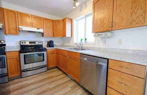 Grande Prairie House | Full Home | Stocked Kitchen | Fast WIFI | Smart TV