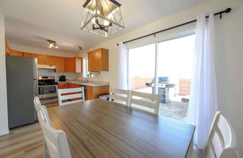 Grande Prairie House | Full Home | Stocked Kitchen | Fast WIFI | Smart TV