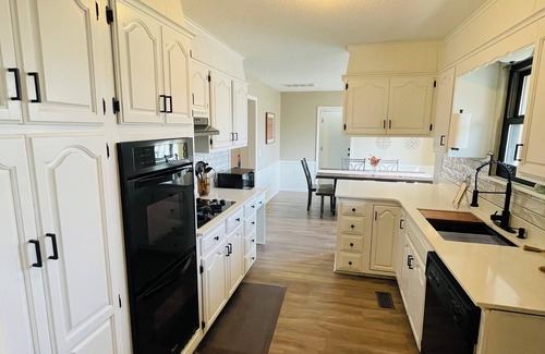 Owasso House | ¡FULL home with 2 KING beds and a pool!