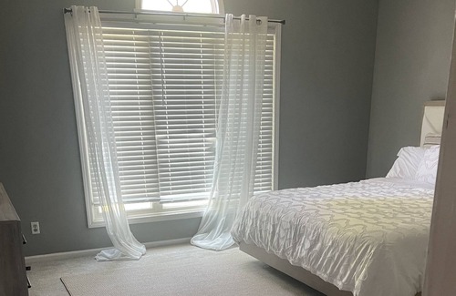Waldron House | Full House Best Location in Kansas City ! Close to airport and down town.