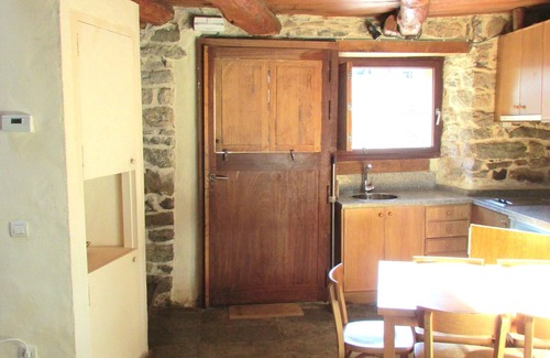 Cuevas de Vinayo Cottage | Ideal Retreat for 4 with Kitchen & Spa Amenities