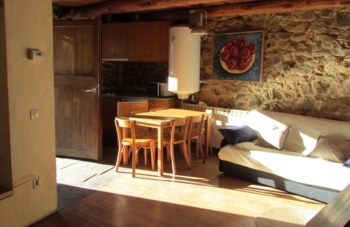 Cuevas de Vinayo Cottage | Ideal Retreat for 4 with Kitchen & Spa Amenities