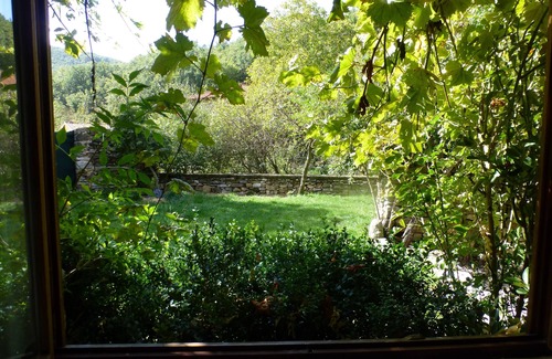 Cuevas de Vinayo Cottage | Ideal Getaway for 4 with Spa and Kitchen Access
