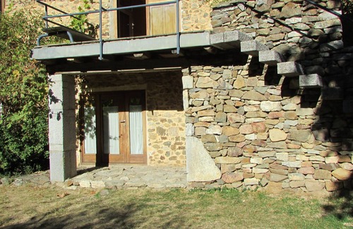 Cuevas de Vinayo Cottage | Ideal Getaway for 4 with Spa and Kitchen Access