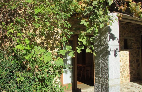 Cuevas de Vinayo Cottage | Ideal Getaway for 4 with Spa and Kitchen Access