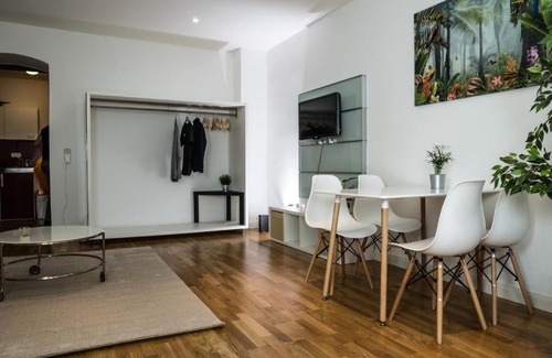 Zentrum-Nord Apartment | Inviting FULL HOUSE Studios - The Jungle Apartment Awaits