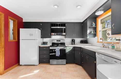 Appleton House | Ideal Family Retreat with Game Room in Tranquil Neighborhood