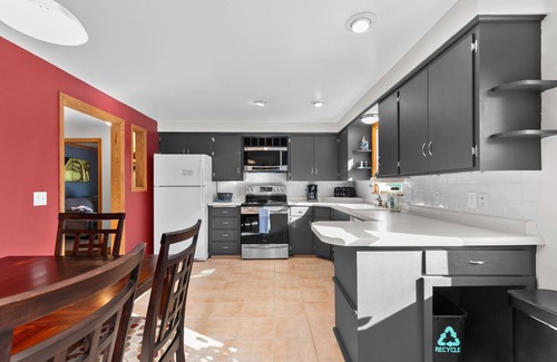 Appleton House | Ideal Family Retreat with Game Room in Tranquil Neighborhood