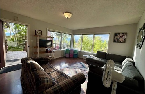 Hinton House | Full House with huge backyard in the Rockies