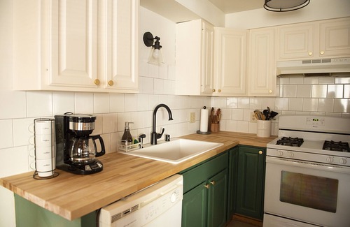 Warrens House | Inviting Retreat with Full Kitchen & Three Bears Resort Access