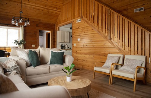 Warrens House | Inviting Retreat with Full Kitchen & Three Bears Resort Access