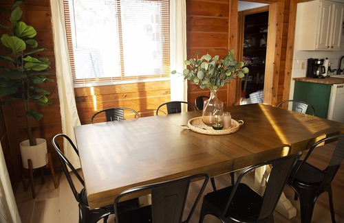 Warrens House | Inviting Retreat with Full Kitchen & Three Bears Resort Access