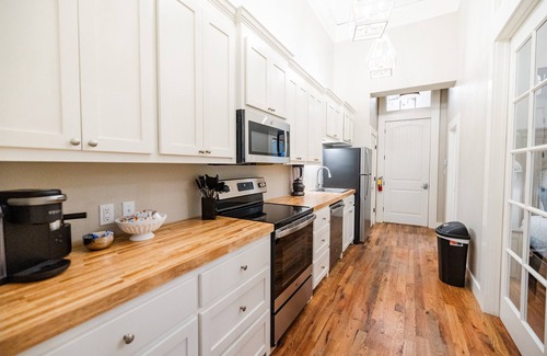 Laurel Apartment | Explore Mississippi Authors Suite #4 with Spa & Kitchen