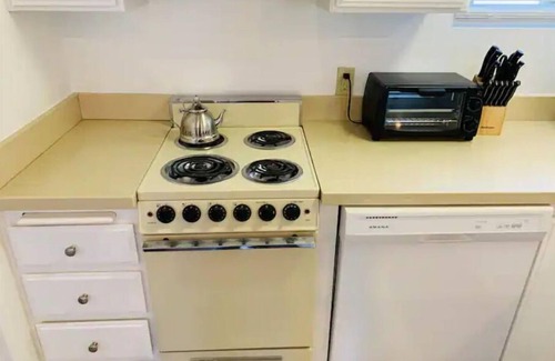 Castro Valley Apartment | Cozy Full Kitchen Studio with Breakfast & AC Comfort