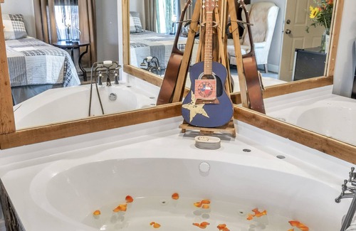 Fredericksburg Bed & Breakfast | Inviting Full Moon Inn B&B: Guest Rated 9.8 with Pool & Spa