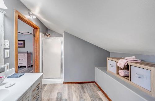 Fredericksburg Bed & Breakfast | Inviting Full Moon Inn: Family-Friendly with Hot Tub Access