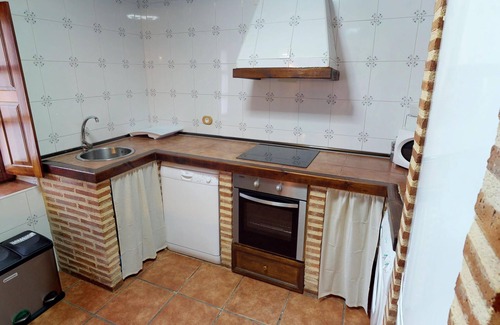 Villanueva de Arriba Cottage | Inviting Full Rental Cottage with Scenic Lake Views