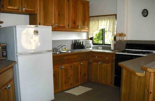 Isla de Utila House | Relaxing Getaway with Full Size Private Pool & Spa
