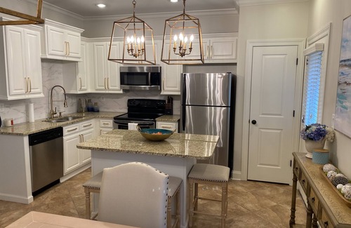 Oxford House | Prime Townhouse Fleur de Lis: Pools, Spas & Close to Stadiums