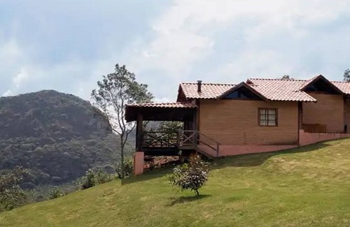 Goncalves Ski Chalet | Discover Mantiqueira: Scenic Chalet with Breakfast & Pets