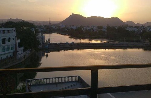 Lake Swaroop Sagar House | Top-Rated Full View Villa with Breakfast & Family Friendly Options