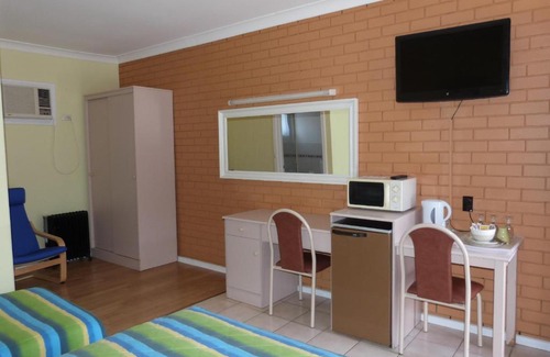 Fullarton Hotel | Cozy Fullarton Motor Lodge with Hot Tub & Family-Friendly Vibes