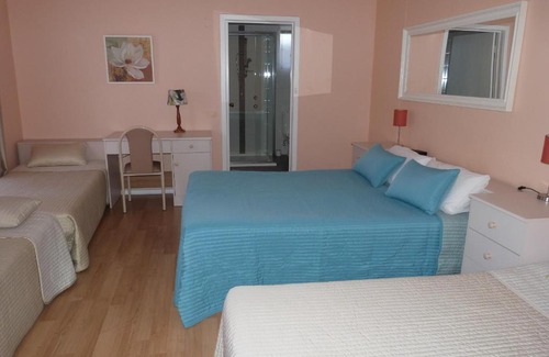 Fullarton Hotel | Cozy Fullarton Motor Lodge with Hot Tub & Family-Friendly Vibes