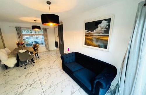 Harlow House | Family-Friendly Fullers Mead - Pet Welcome Retreat
