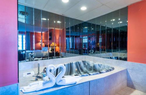 Niagara Falls Hotel | Inviting Fullerton Manor Inn with Pool & Ocean Views
