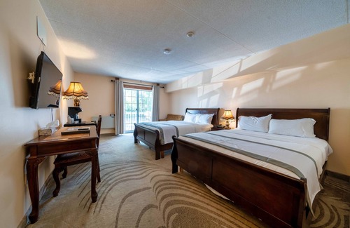 Niagara Falls Hotel | Relaxing Stay at Fullerton Manor Inn with Pool & Kitchen