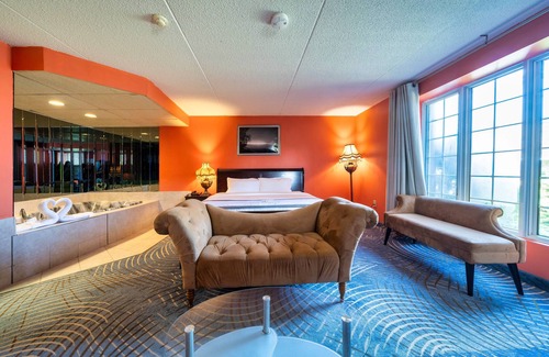 Niagara Falls Hotel | Relaxing Stay at Fullerton Manor Inn with Pool & Kitchen