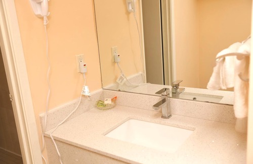 Niagara Falls Hotel | Relaxing Stay at Fullerton Manor Inn with Pool & Kitchen