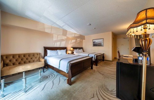 Niagara Falls Hotel | Relaxing Stay at Fullerton Manor Inn with Pool & Kitchen