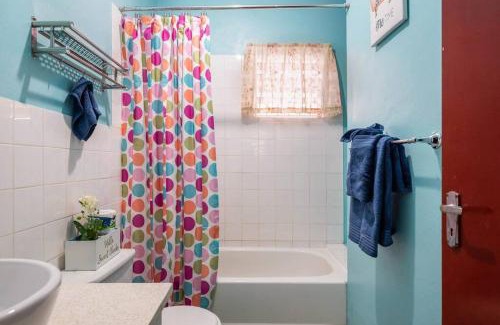 Salt Gut House | Comfortable 2BR Retreat, Steps from Ian Fleming Int Airport