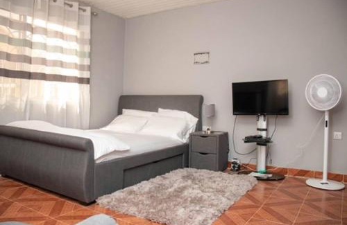 Freetown House | Comfortable 3-Bed Villa with WiFi & Family-Friendly Amenities