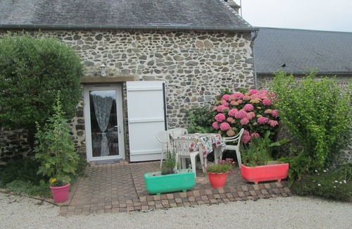 Agon-Coutainville Apartment | Top-Rated Studio with Child-Friendly Amenities in Agon-Coutainville