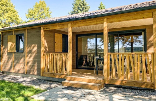Les Martys Ski Chalet | Lakeview 3-Bedroom "Laprade" Chalet with Pool & Breakfast