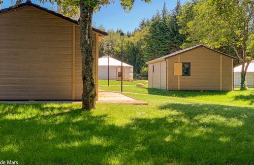 Les Martys Ski Chalet | Lakeview 3-Bedroom "Laprade" Chalet with Pool & Breakfast