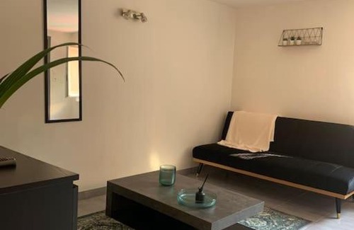 Les Chartreux Apartment | Convenient Apartment Steps from Longchamp - Family Friendly
