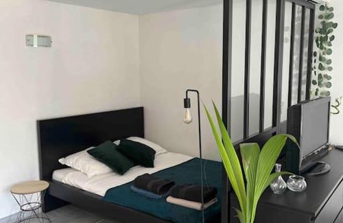 Les Chartreux Apartment | Convenient Apartment Steps from Longchamp - Family Friendly