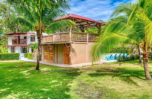 Parrita House | Pet-Friendly Bungalow with Ocean View and Pool Access
