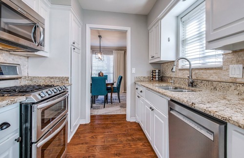 Richardson House | Cozy Pet-Friendly Home with Breakfast in Ideal Location