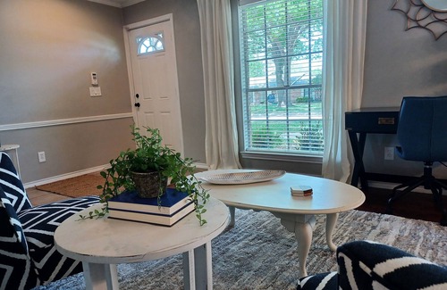 Richardson House | Cozy Pet-Friendly Home with Breakfast in Ideal Location