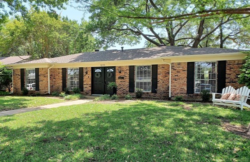 Richardson House | Cozy Pet-Friendly Home with Breakfast in Ideal Location