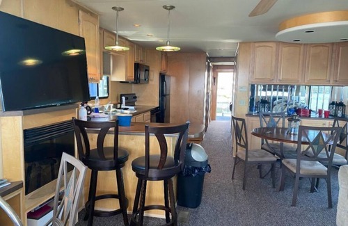 Havre De Grace Boat Rental | Pet-Friendly Houseboat at Log Pond Marina - 9.2 Rated Stay