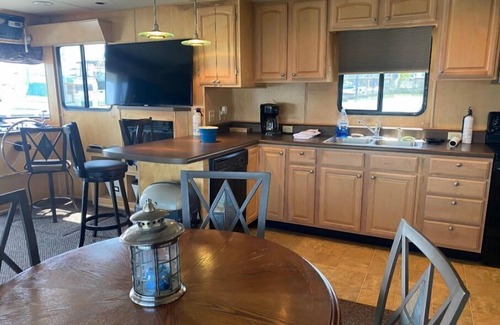 Havre De Grace Boat Rental | Pet-Friendly Houseboat at Log Pond Marina - 9.2 Rated Stay